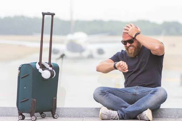 Joven Está Molesto Enojado Decepcionado Debido Vuelo Cancelado Concepto Hombre — Foto de Stock