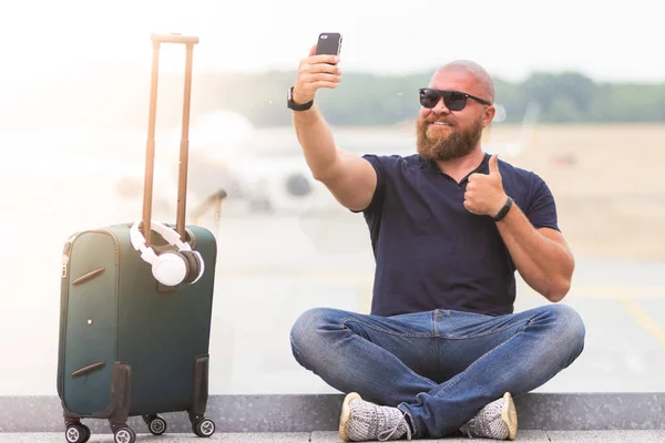 Joven Está Haciendo Selfie Con Teléfono Inteligente Sala Del Aeropuerto — Foto de Stock