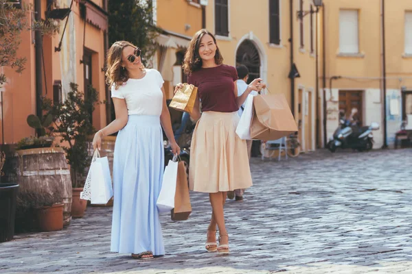 美しい幸せな若い女性 女の子 イタリアの古いシティ センター ショッピング バッグで歩いています — ストック写真