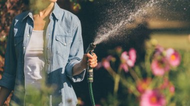 Güzel ve genç birbayan sulama tesisleri