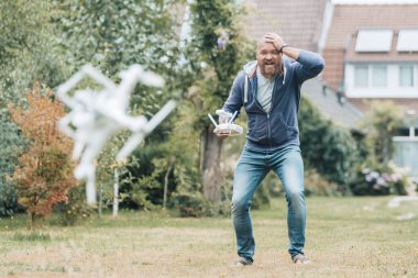 kırık dron, düşen uçak, endişeli adam şok adamla genç adam (hayal kırıklığına adam) aşağı düşüyor drone ile heyecanlı