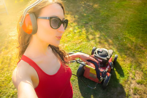 Ung Vacker Kvinna Att Göra Selfie Medan Mows Gräsmattan — Stockfoto