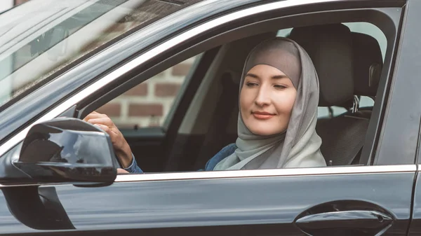 Muslim Woman Driving Car — Stock Photo, Image