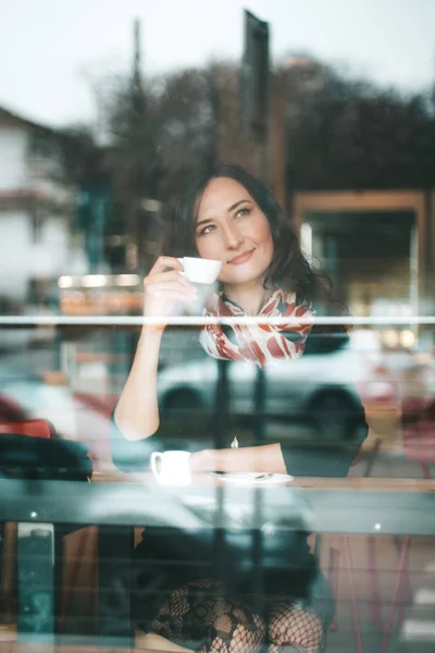 Vacker Ung Kvinna Dricka Italienska Espresso Kaffe Bar Regnig Dag — Stockfoto