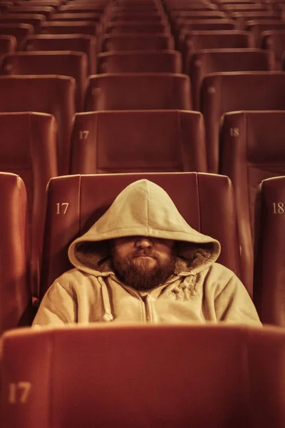 Sakallı boş sinema (adam herkes gitti zaman tiyatroda uyku uykuda yorgun adam)