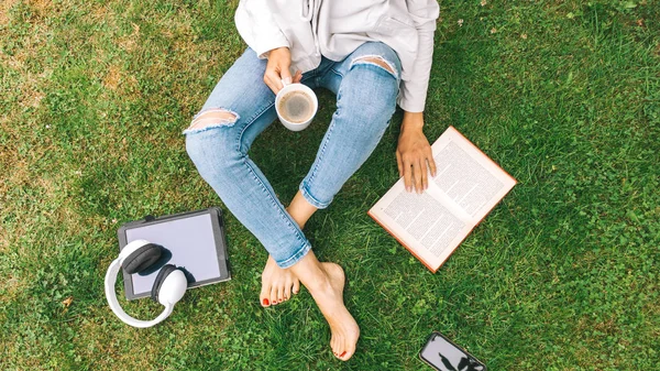 Jovem Mulher Sentada Grama Bebendo Café Lendo Livro Goza Recreação — Fotografia de Stock