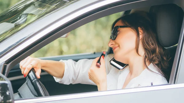 Junge Schöne Frau Auto Telefoniert Und Färbt Sich Während Der — Stockfoto