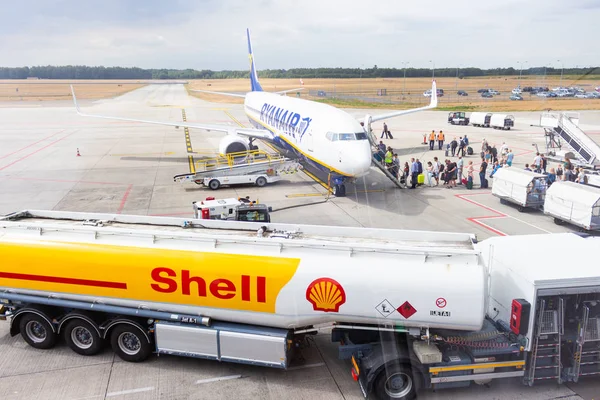 Eindhoven / Hollanda - 07 11 2018: yakıt ikmal uçakları Ryanair uçuş yatılı, deniz hayvanı kabuğu.