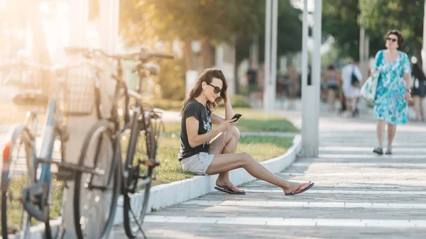 Unga Vackra Glad Kvinna Som Sitter Gräsmattan Med Smartphone Och — Stockfoto