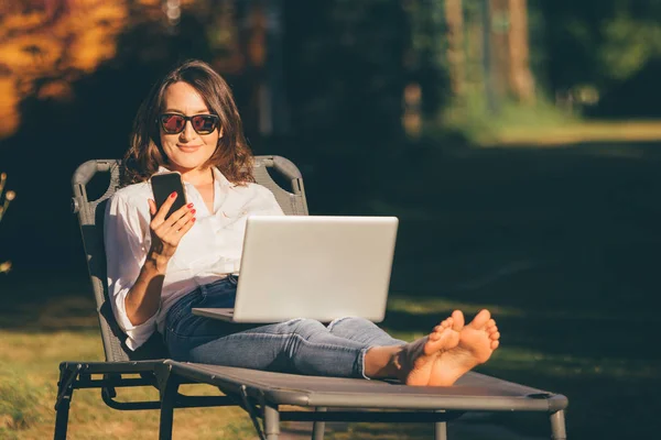 Tânăra Femeie Afaceri Relaxează Sau Lucrează Grădină Smartphone Uri Computere — Fotografie, imagine de stoc