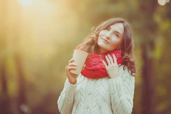 Vacker Höst Kvinna Med Bort Kaffe Handen Hösten Sunset Bakgrund — Stockfoto