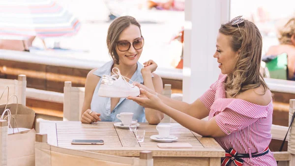 Due Belle Donne Che Mostrano Discutono Acquisti Scarpe Bianche Dopo — Foto Stock