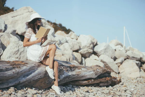 Fiatal Gyönyörű Álom Egyedül Üldögélt Törzs Egy Kidőlt Fát Strand — Stock Fotó