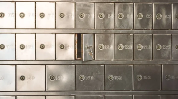 Hälften Öppnas Silver Stål Postbox Box Med Nycklar Släpper Låset — Stockfoto