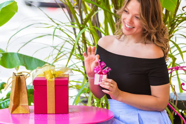 Mulher Loira Sorridente Feliz Atraente Abrindo Seus Presentes Café Verão — Fotografia de Stock