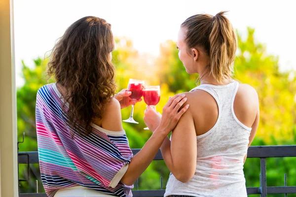 Zwei Junge Millennial Freundinnen Die Frische Sangria Trinken Und Auf — Stockfoto