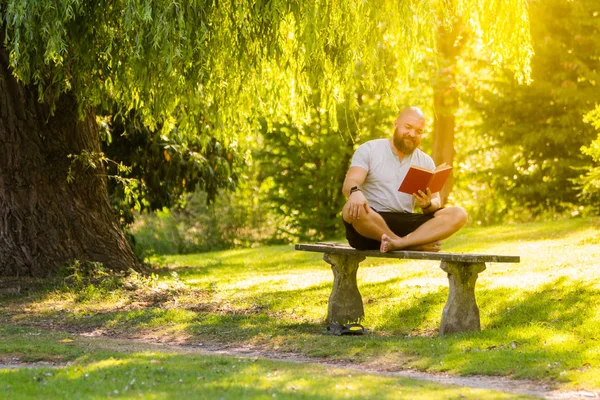 화창한 잘생긴 남자는 공원에서 로터스 Padmasana 벤치에 — 스톡 사진