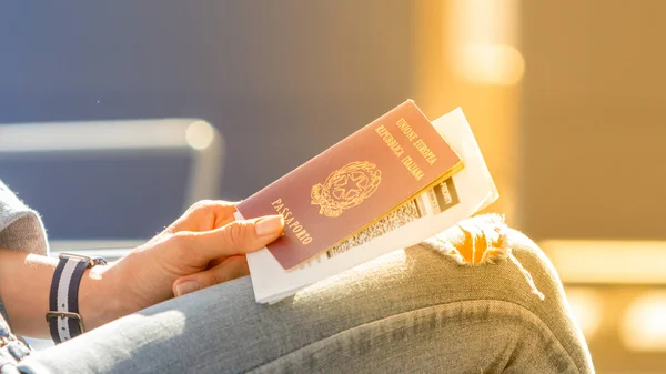 Pasaporte Italiano Tarjeta Embarque Manos Mujer Que Espera Vuelo Salida — Foto de Stock