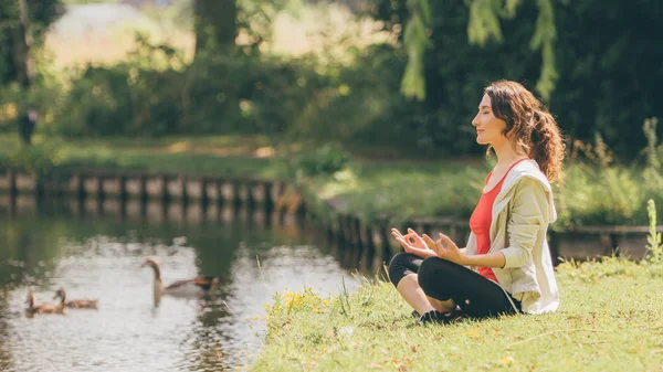 Fiatal Meditál Lotus Vagy Egyszerű Jelent Padmasana Vagy Sukhasana Gyep — Stock Fotó