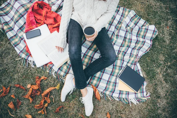 Estudante Menina Hipster Sentado Cobertor Parque Outono Jardim Livro Leitura — Fotografia de Stock