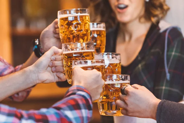 Grup altı arkadaşıyla birlikte wowing ve Şerefe bira bira ile yapım. Bira içmek, eğlenmek, kutlama, Toplantı ve gülümseyen insanlar.