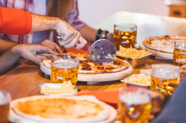Ana sayfa kesme üniversite öğrencilerinin grup veya yapılan pizza götürün. En yakın arkadaşlarım pizza ve bira ile yemek. Yakın çekim yansıma kesici odaklı.