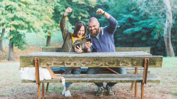 Mutlu Heyecanlı Çift Erkek Kadın Ile Kedi Sonbahar Bahçesinde Oturan — Stok fotoğraf