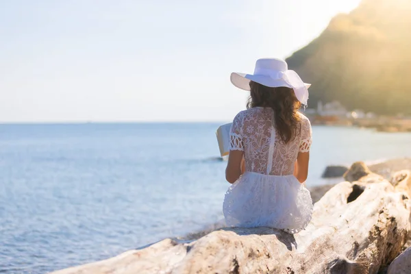 Młoda Brunetka Kobieta Siedzi Sama Pniu Drzewa Spadł Plaży Czytanie — Zdjęcie stockowe