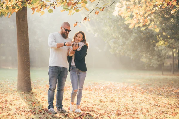 Giovane Coppia Felice Piedi Divertirsi Nel Parco Autunnale Alla Ricerca — Foto Stock