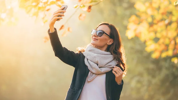 Πορτρέτο Του Αρκετά Χαμογελαστός Μελαχρινή Γυναίκα Λήψης Selfie Smartphone Στο — Φωτογραφία Αρχείου