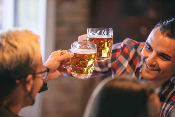Zwei Freunde Männer Jubeln Klirren Mit Gläsern Bier Freunde Feiern — Stockfoto