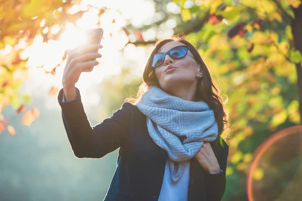 Όμορφη Νεαρή Γυναίκα Λήψης Selfie Smartphone Ένα Πάρκο Φθινοπωρινή Ρομαντική — Φωτογραφία Αρχείου