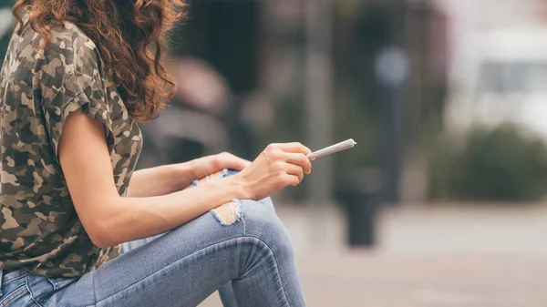 Ung Kvinna Redo Håller Marijuana Gemensamma Handen För Att Röka — Stockfoto