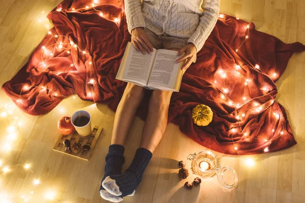 Menina Jovem Sentada Cobertor Colocado Chão Lendo Livro Com Boné — Fotografia de Stock