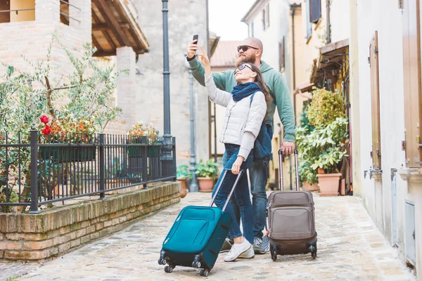 Young Couple Travelling Luggage Walking Old Italian Town Medieval Castle — Stock Photo, Image