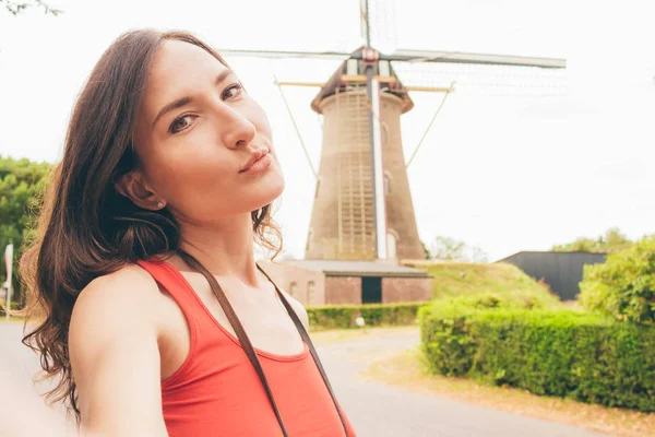 Hübsche Junge Frau Beim Selfie Mit Einer Alten Holländischen Windmühle — Stockfoto