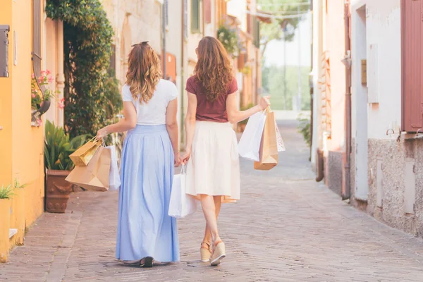 Två Unga Flickvänner Vandrar Med Shoppare Längs Gammal Italiensk Gata — Stockfoto