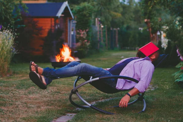 Trött Man Somnade Medan Läser Bok Ansiktet Kille Som Sover — Stockfoto