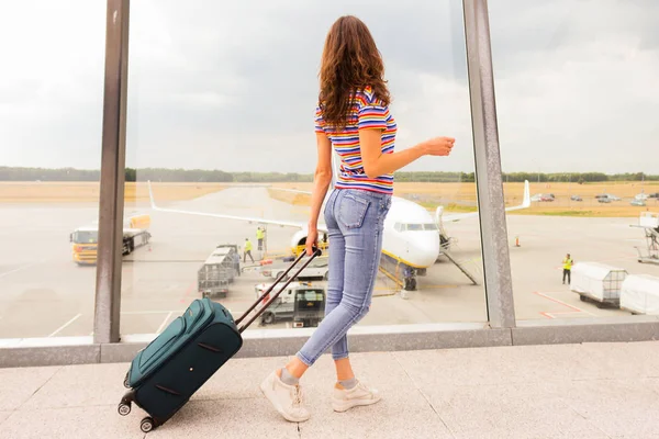 Mujer Caminando Través Del Aeropuerto Con Vista Los Aviones Pista — Foto de Stock