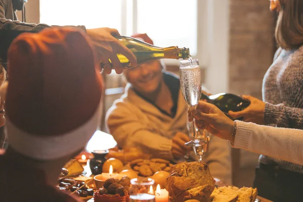 Celebración Navidad Con Champán Grupo Amigos Bebiendo Brindando Juntos Una — Foto de Stock