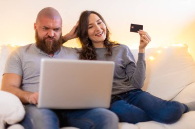Millennials birkaç alışveriş online kredi kartı ile ödeme yapıyoruz