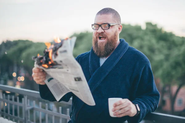 Porträtt Glada Chockad Skäggig Man Tittar Till Tidningen Brand Brinnande — Stockfoto
