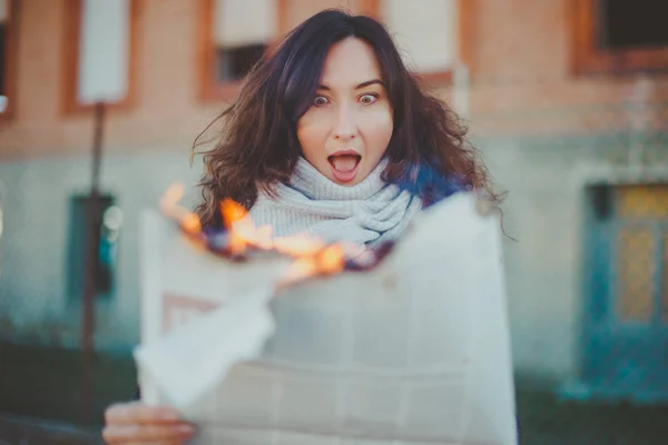 Porträtt Glada Chockad Kvinna Tittar Till Tidningen Brand Brinnande Tidningen — Stockfoto