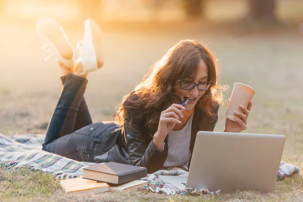 Молодая Женщина Очках Лежит Одеяле Парке Работает Ноутбуком Учится Ноутбуком — стоковое фото