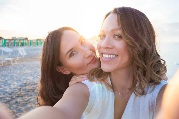 Två Väninnor Att Göra Selfie Stranden — Stockfoto