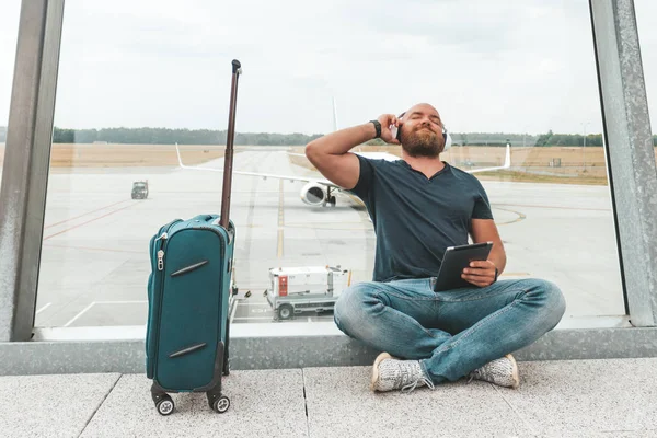 Bearded Hipster Traveller Waiting His Flight Listening Music Front Airfield — Stock Photo, Image