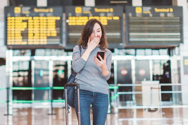 Image Excited Shocked Young Beautiful Woman Standing Airport Smartphone Her — Stock Photo, Image