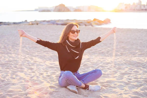 Junge Frau Strand Einfacher Lotus Pose Mit Sand Der Durch — Stockfoto