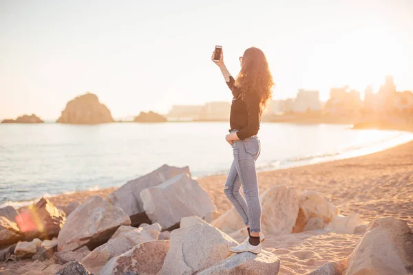 Όμορφη Νεαρή Λεπτή Γυναίκα Λήψης Selfie Smartphone Στην Παραλία — Φωτογραφία Αρχείου