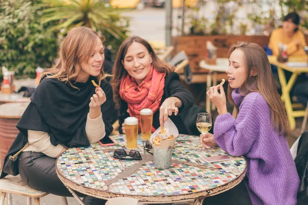 Älterer Mann Beschenkt Seine Dame Glückliche Frau Macht Daumen Hoch — Stockfoto